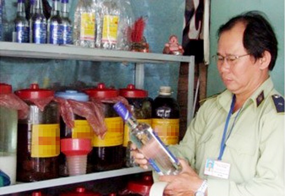 Ngăn chặn sử dụng cồn công nghiệp pha chế rượu trong dịp Tết - Ảnh 2. Ngăn chặn sử dụng cồn công nghiệp pha chế rượu trong dịp Tết - Ảnh 2.