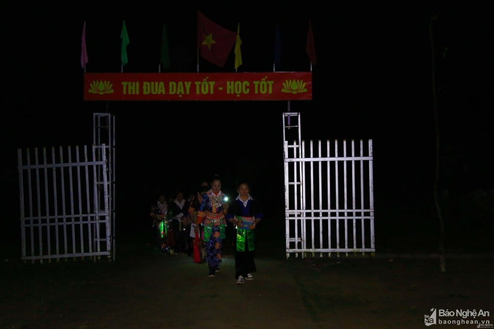 Tổ chức lớp học xóa mù nơi bản Mông biên giới - Ảnh 2.