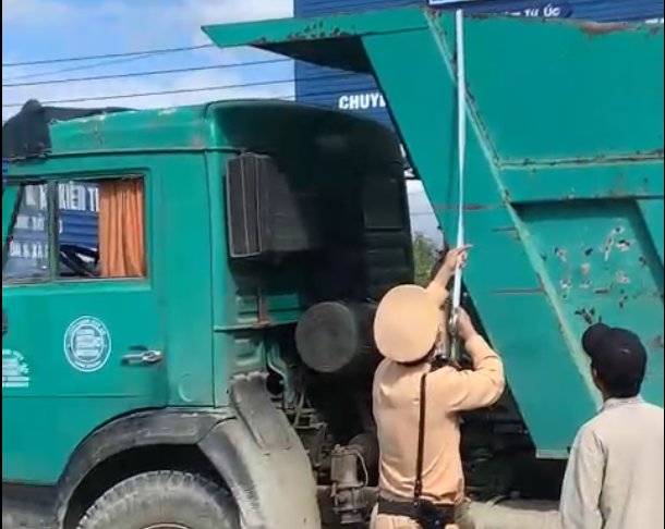 Ninh Thuận: Sẽ thành lập “tổ công tác đặc biệt” xử nghiêm những “hung thần” xe ben sau phản ánh của Dân Việt - Ảnh 2.