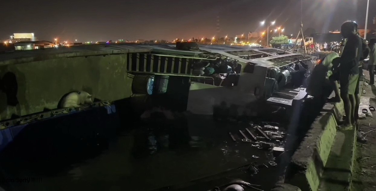 Bình Thuận: Tàu chở 70 tấn hàng đi đảo Phú Quý bị lật nghiêng, chìm nửa thân ở cảng Phan Thiết - Ảnh 2.