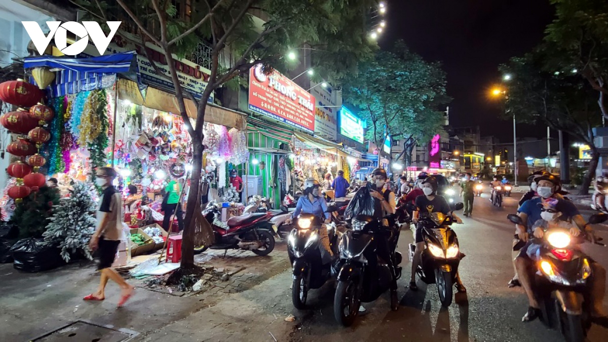 Thị trường trang trí Noel tại TP.HCM: Sức mua giảm, hàng giá rẻ lên ngôi - Ảnh 1.
