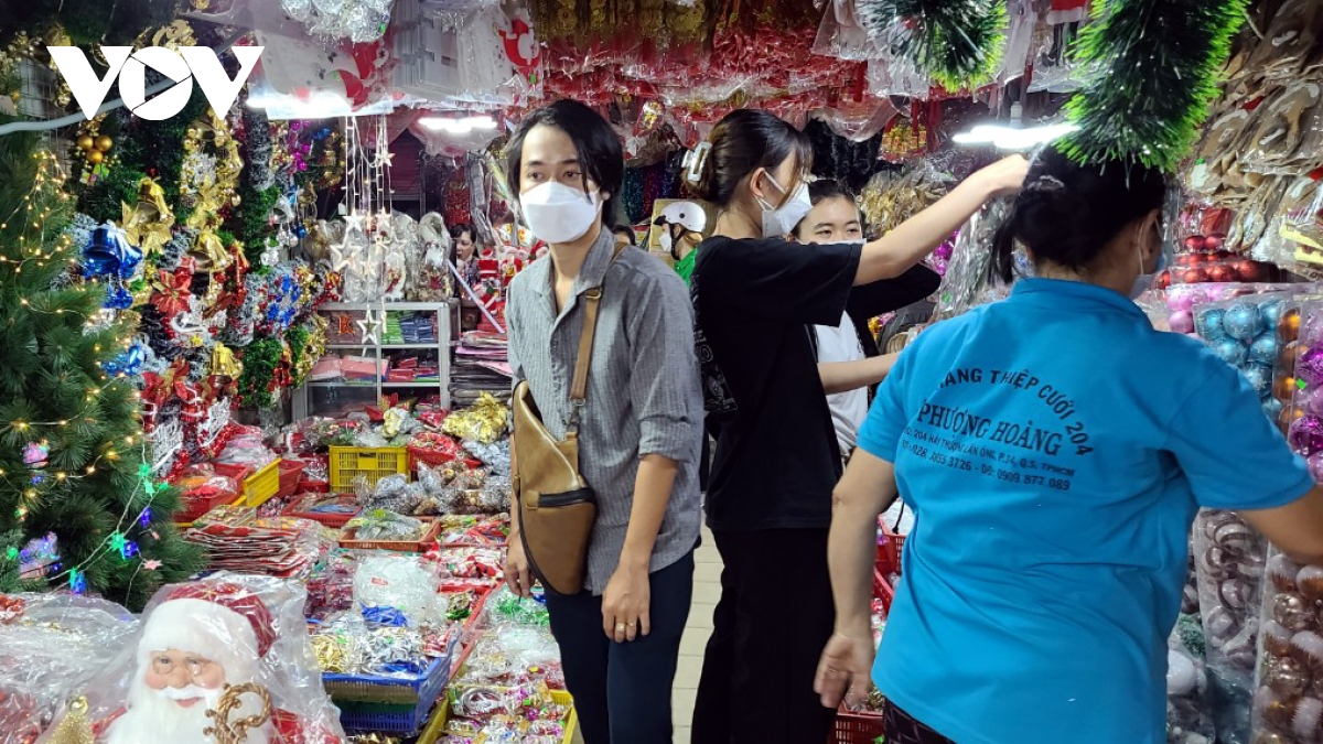 Thị trường trang trí Noel tại TP.HCM: Sức mua giảm, hàng giá rẻ lên ngôi - Ảnh 2.
