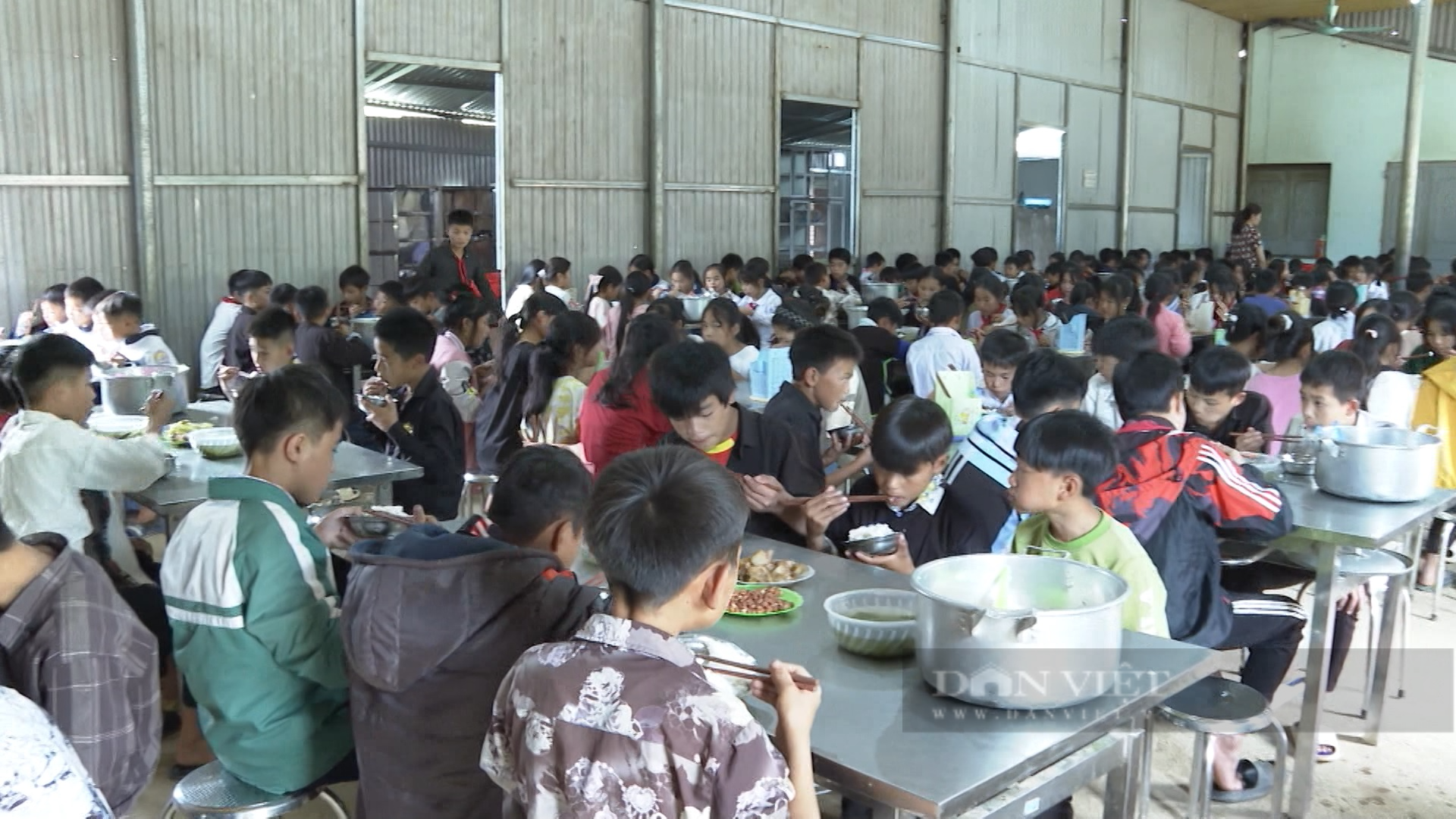 Vượt khó tìm nước trồng rau nuôi lợn làm trường học nông trại - Ảnh 4.
