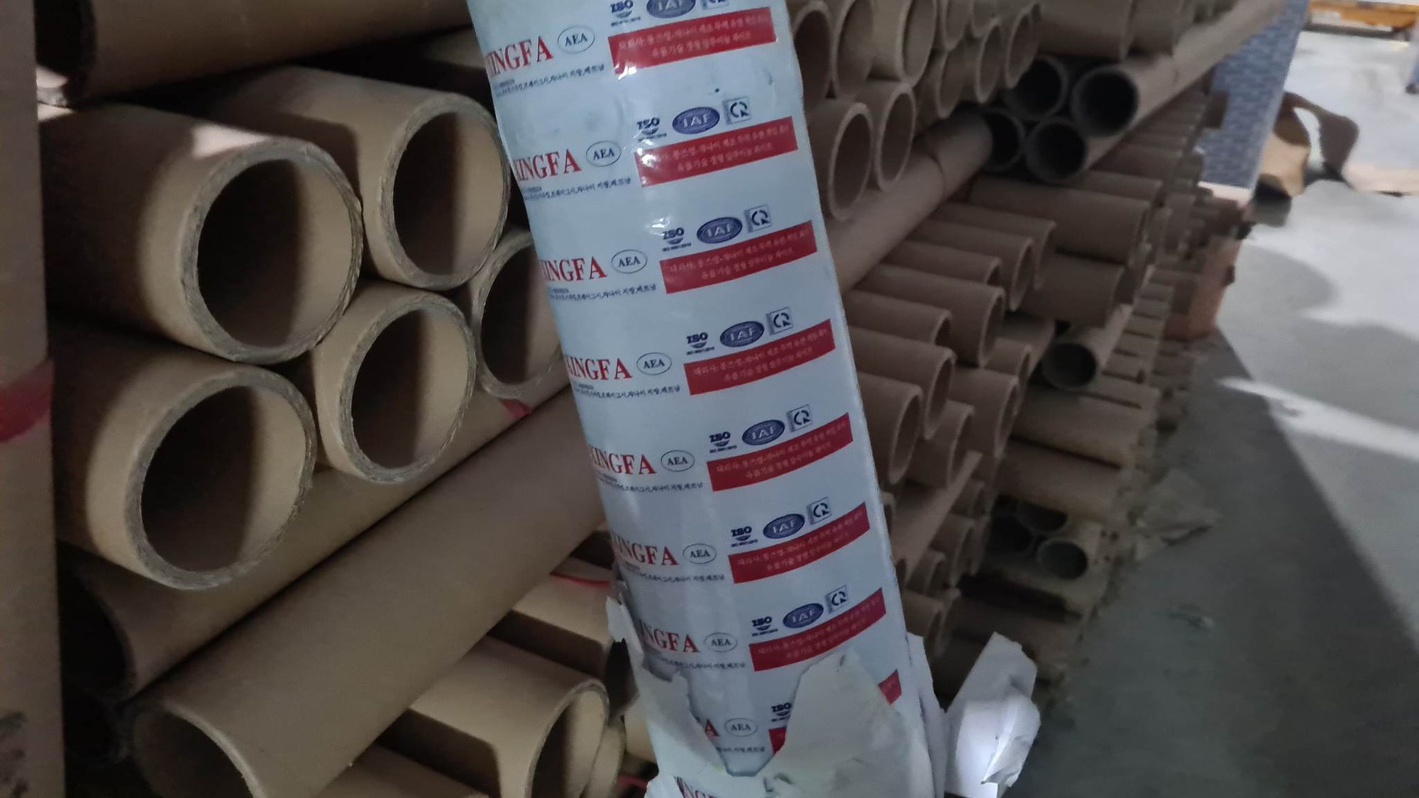 Cảnh sát phát hiện giao dịch tem nhãn có dấu hiệu giả mạo ở trường mầm non - Ảnh 2.