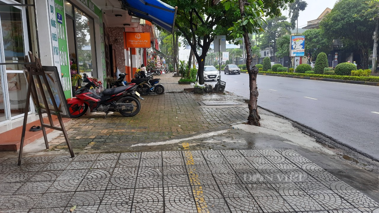 Sau tranh luận tại kỳ họp HĐND tỉnh: Dự án lát vỉa hè Hùng Vương có diễn biến mới - Ảnh 2.