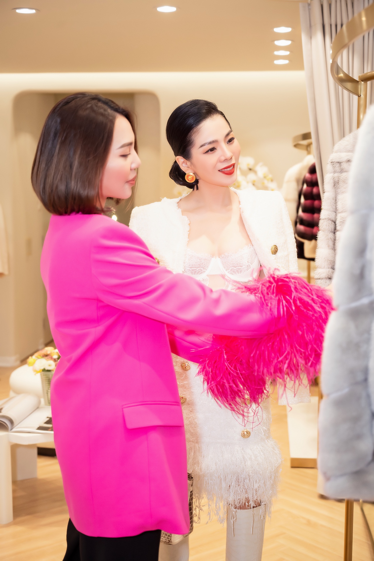 Sở thích mua áo lông thú sang chảnh của ca sĩ Lệ Quyên - Ảnh 2.