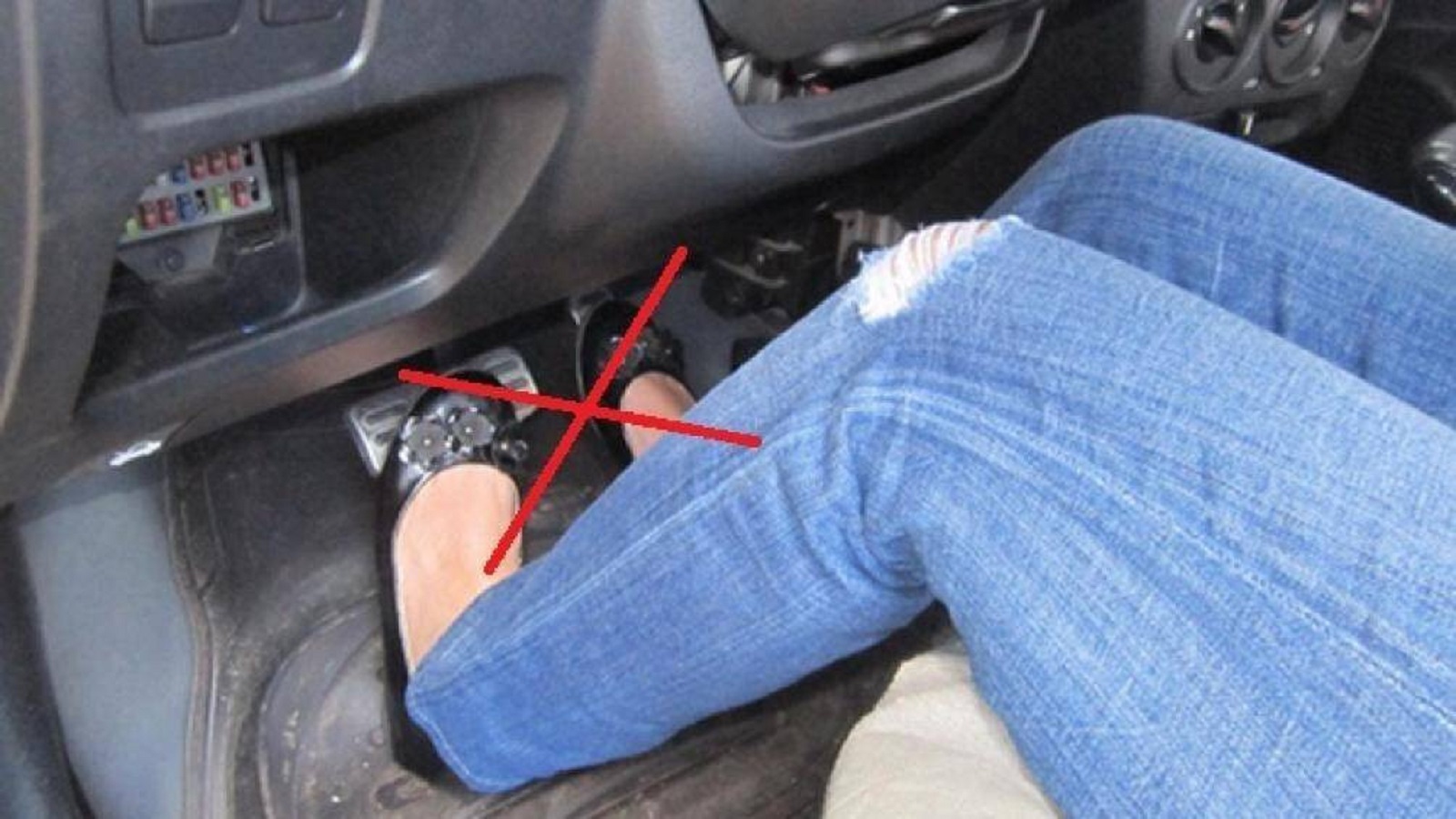 Không nên sử dụng hai chân khi lái xe số tự động, vì sao? - Ảnh 1.