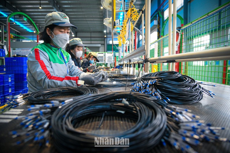 ADB dự báo kinh tế Việt Nam tăng trưởng 7,5% trong năm nay - Ảnh 1.