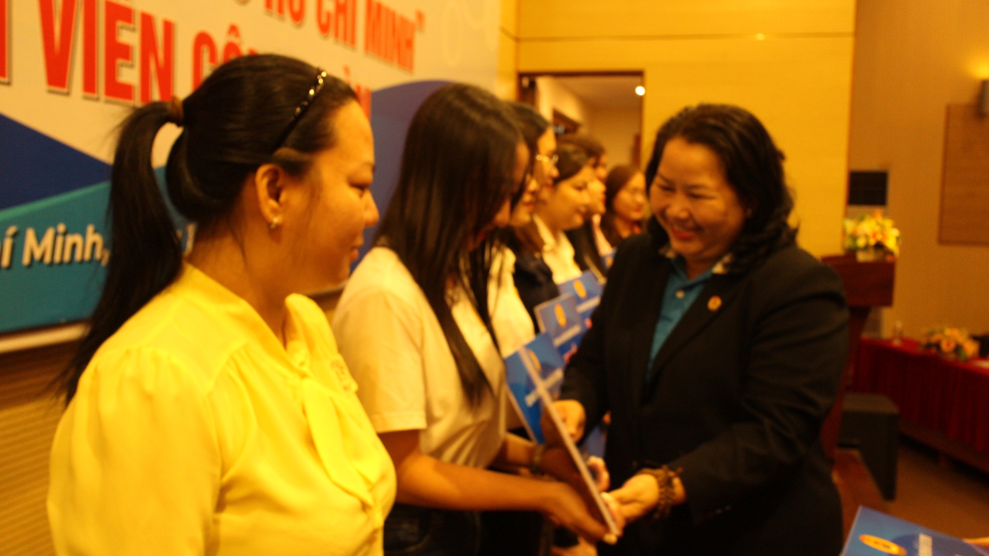 Liên đoàn Lao động TP.HCM trao học bổng cho công đoàn viên  - Ảnh 2.