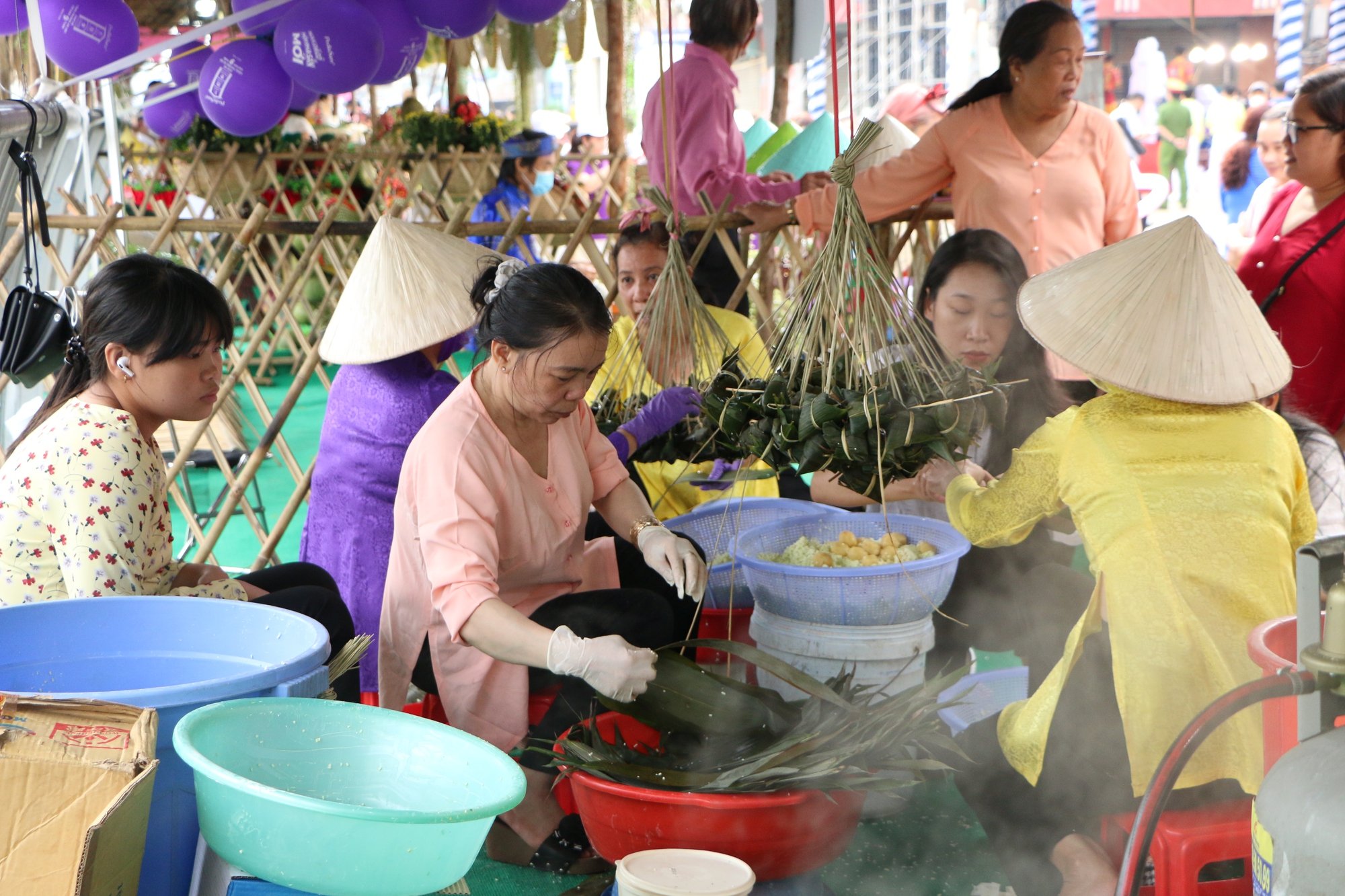 Chợ hoa xuân bến Bình Đông sẽ có hoa trái khắp nơi đổ về, có múa lân, nấu bánh Tét, phố Ông Đồ - Ảnh 2.