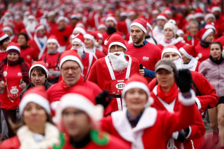Những hình ảnh thú vị của các ông già Noel trên thế giới - Ảnh 1.