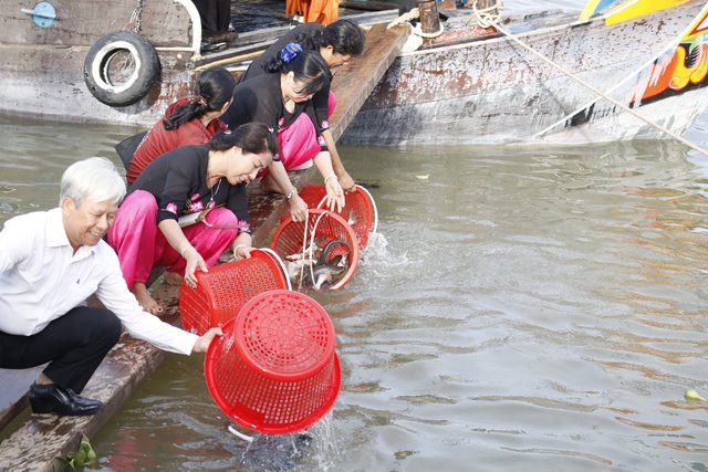 Đây là dòng sông ở Đồng Tháp vừa &quot;đón nhận&quot; 3 tấn cá các loại được thả về tự nhiên - Ảnh 1.