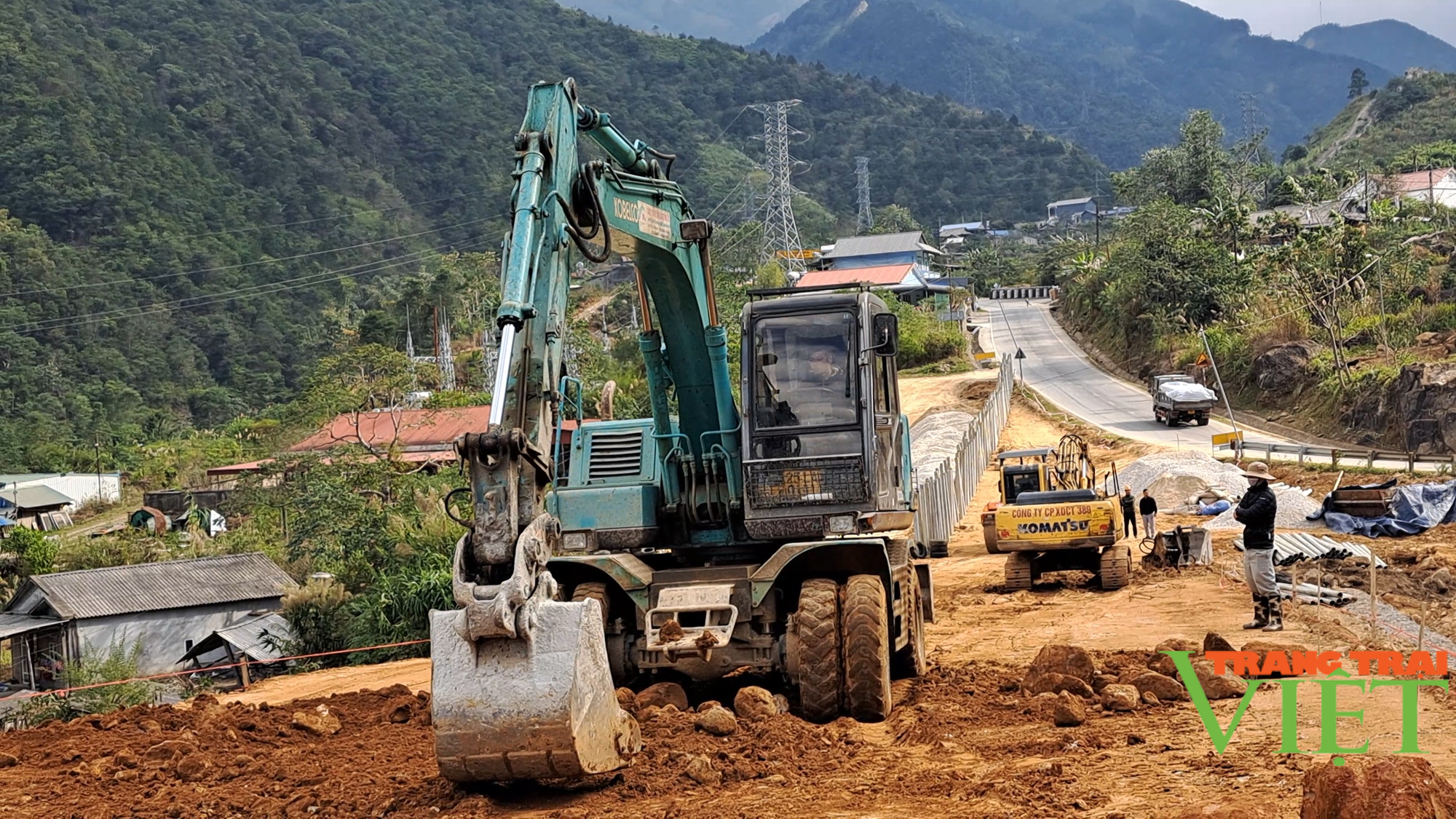 Lai Châu: Nỗ lực hoàn thành thi công đường cứu nạn trên QL4D - Ảnh 4. Lai Châu: Nỗ lực hoàn thành thi công đường cứu nạn trên QL4D - Ảnh 4.
