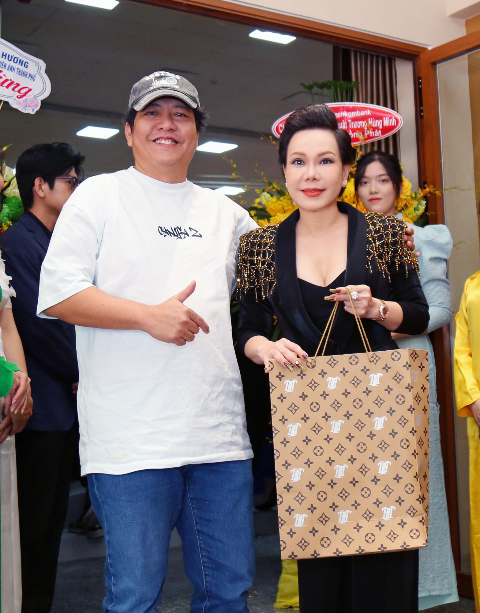 Thêm sân khấu kịch nói của Minh Nhí và Việt Hương - Ảnh 2.