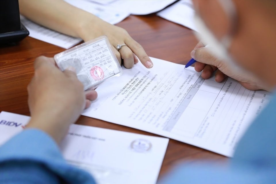 Làm giả hồ sơ hưởng bảo hiểm thất nghiệp thì bị xử phạt như thế nào? - Ảnh 1.