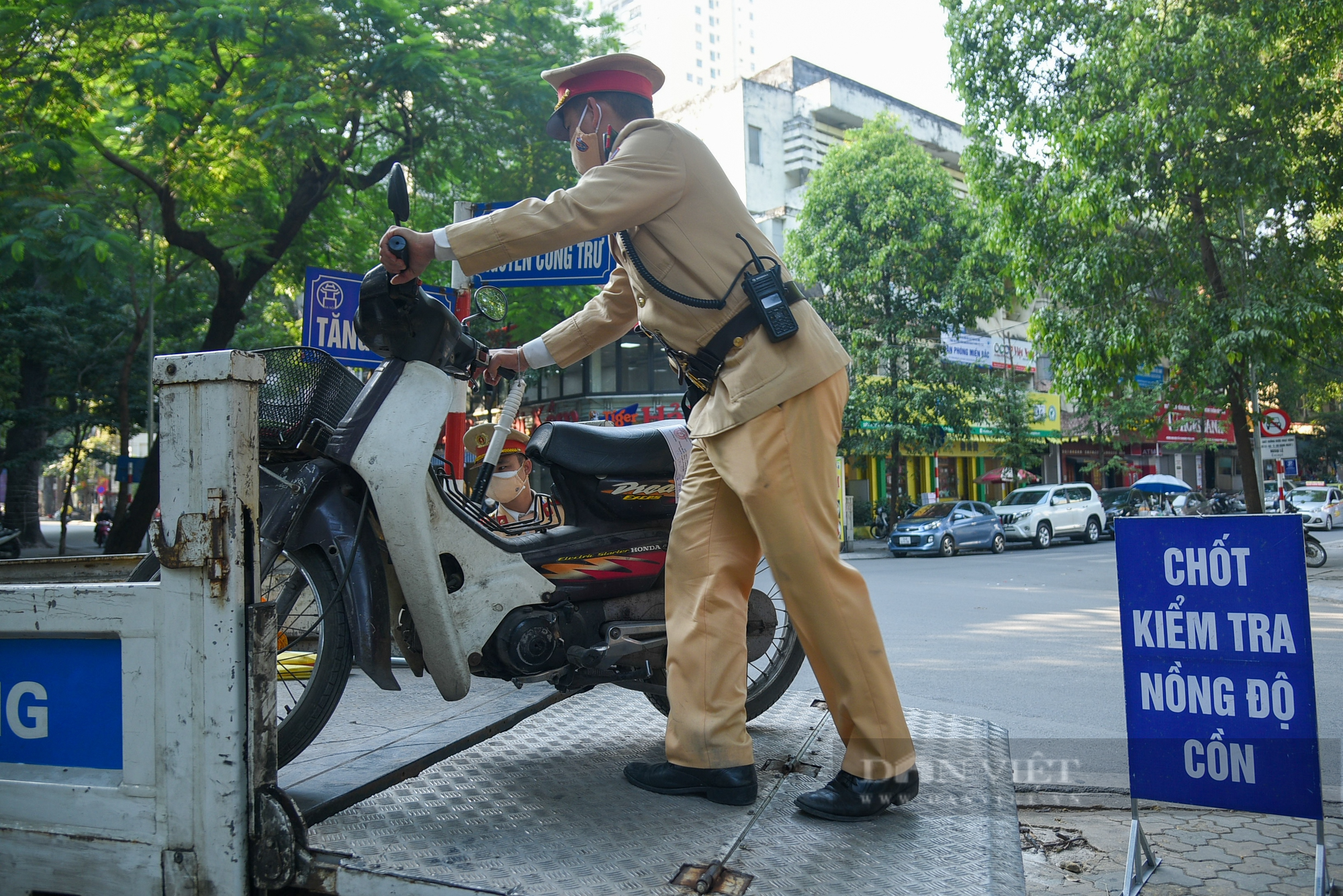Công an Hà Nội tăng cường xử lý &quot;ma men&quot; trong những ngày cuối năm - Ảnh 11.