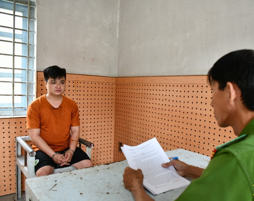 Cảnh sát tạm giữ nhóm nghi phạm tổ chức đánh ghen vô cớ ở Tiền Giang - Ảnh 1.