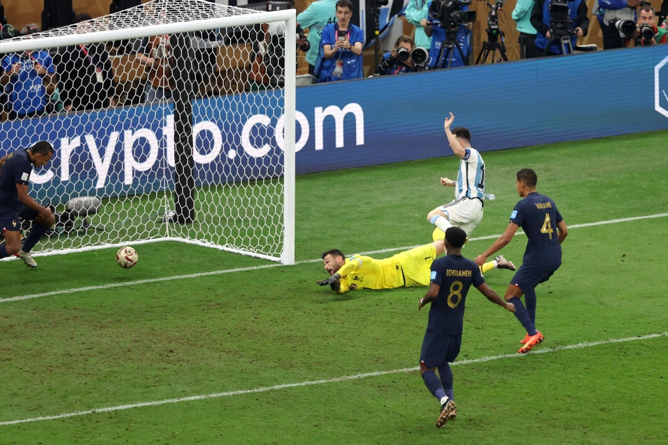 Trọng tài sai lầm khi công nhận bàn thắng thứ 2 của Messi? - Ảnh 1.
