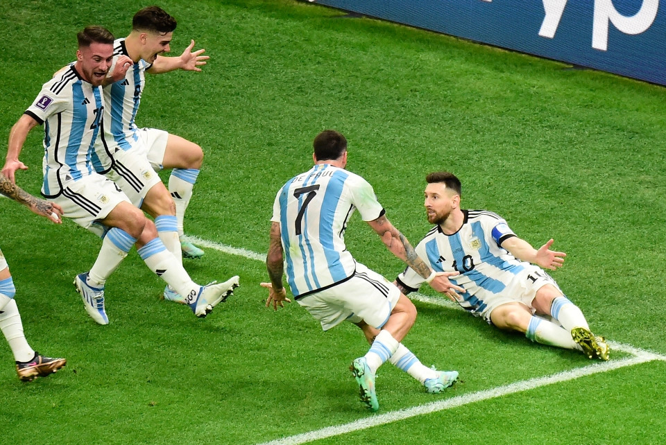 Trọng tài sai lầm khi công nhận bàn thắng thứ 2 của Messi? - Ảnh 2.