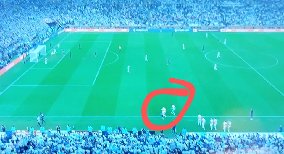 Trọng tài sai lầm khi công nhận bàn thắng thứ 2 của Messi? - Ảnh 3.
