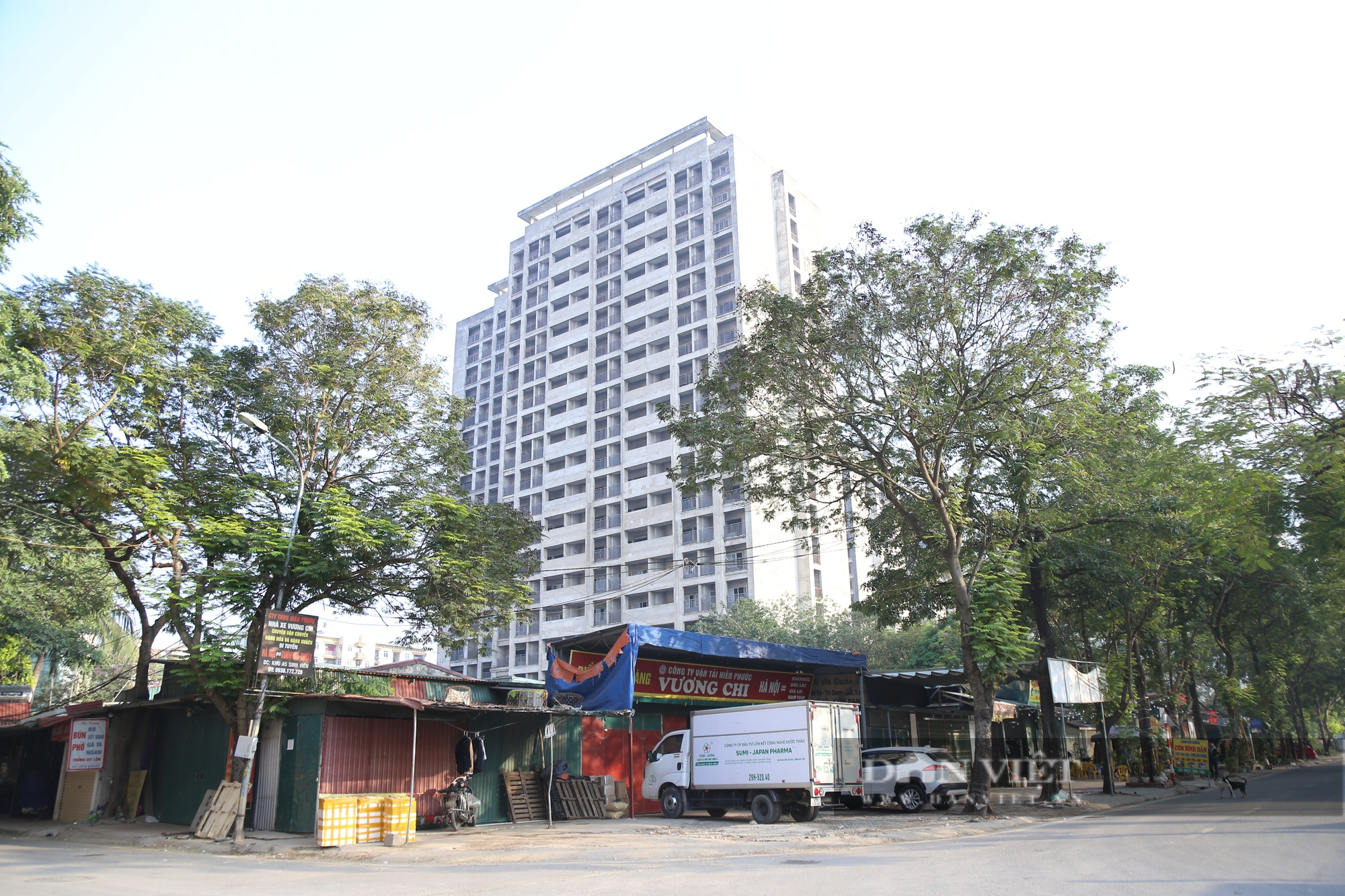 Bãi rửa xe, hàng quán mọc trên khu đất của ký túc xá nghìn tỷ dở dang - Ảnh 1.