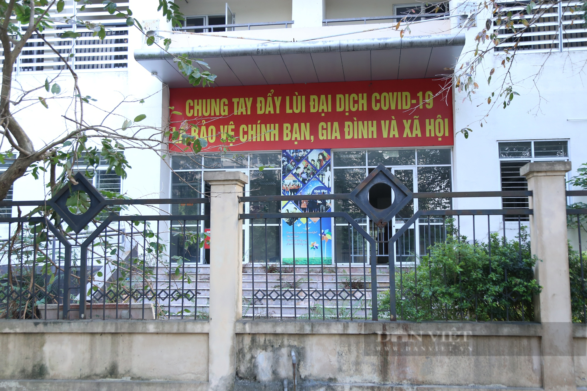 Bãi rửa xe, hàng quán mọc trên khu đất của ký túc xá nghìn tỷ dở dang - Ảnh 6.