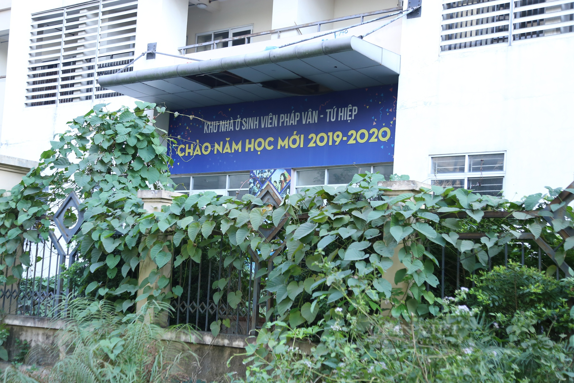 Bãi rửa xe, hàng quán mọc trên khu đất của ký túc xá nghìn tỷ dở dang - Ảnh 7.