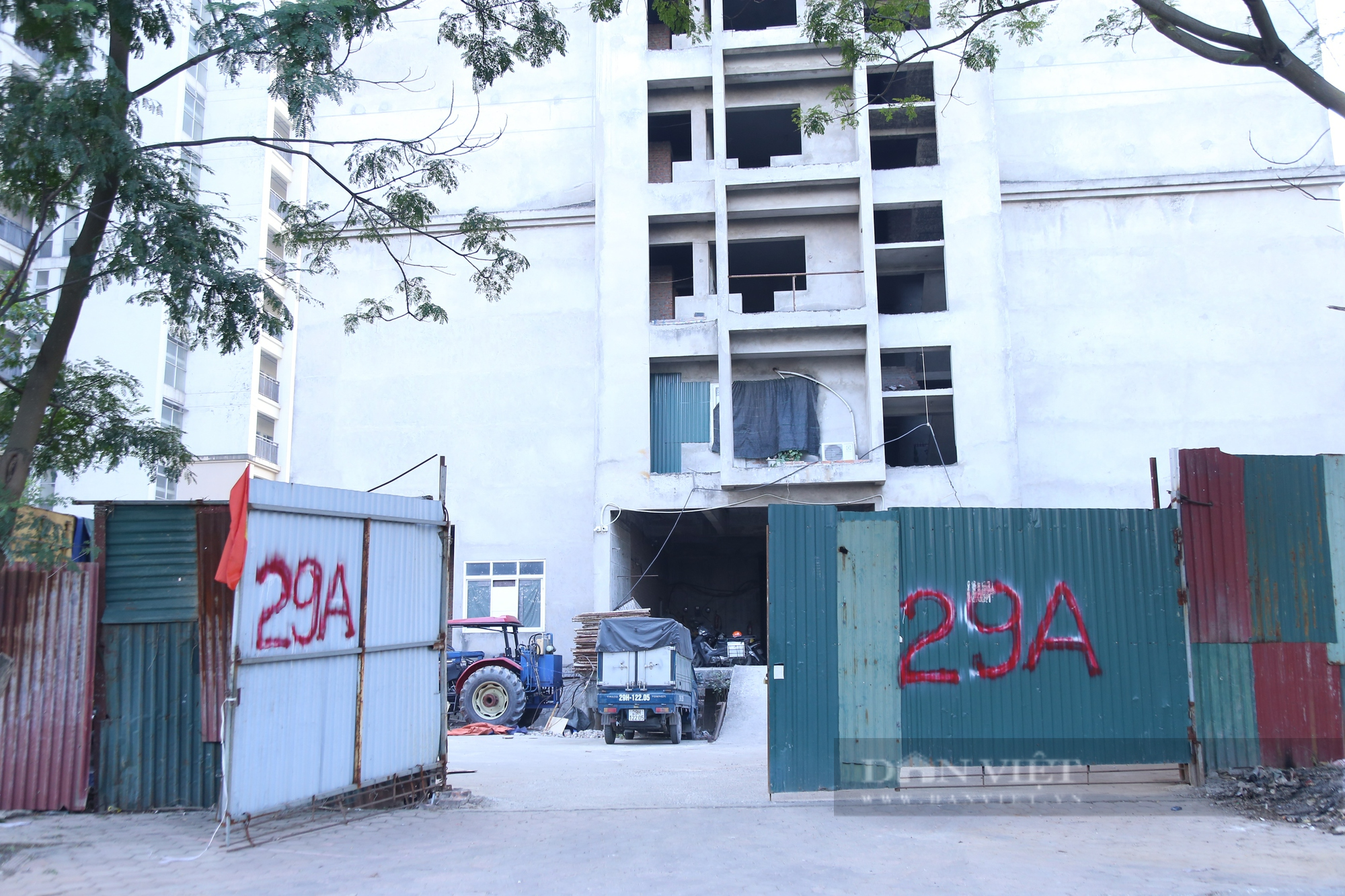 Bãi rửa xe, hàng quán mọc trên khu đất của ký túc xá nghìn tỷ dở dang - Ảnh 9.