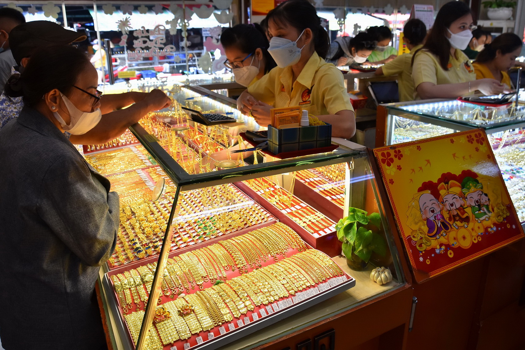 Giá vàng hôm nay 20-12: USD suy yếu, vàng vẫn giảm giá - Ảnh 1.