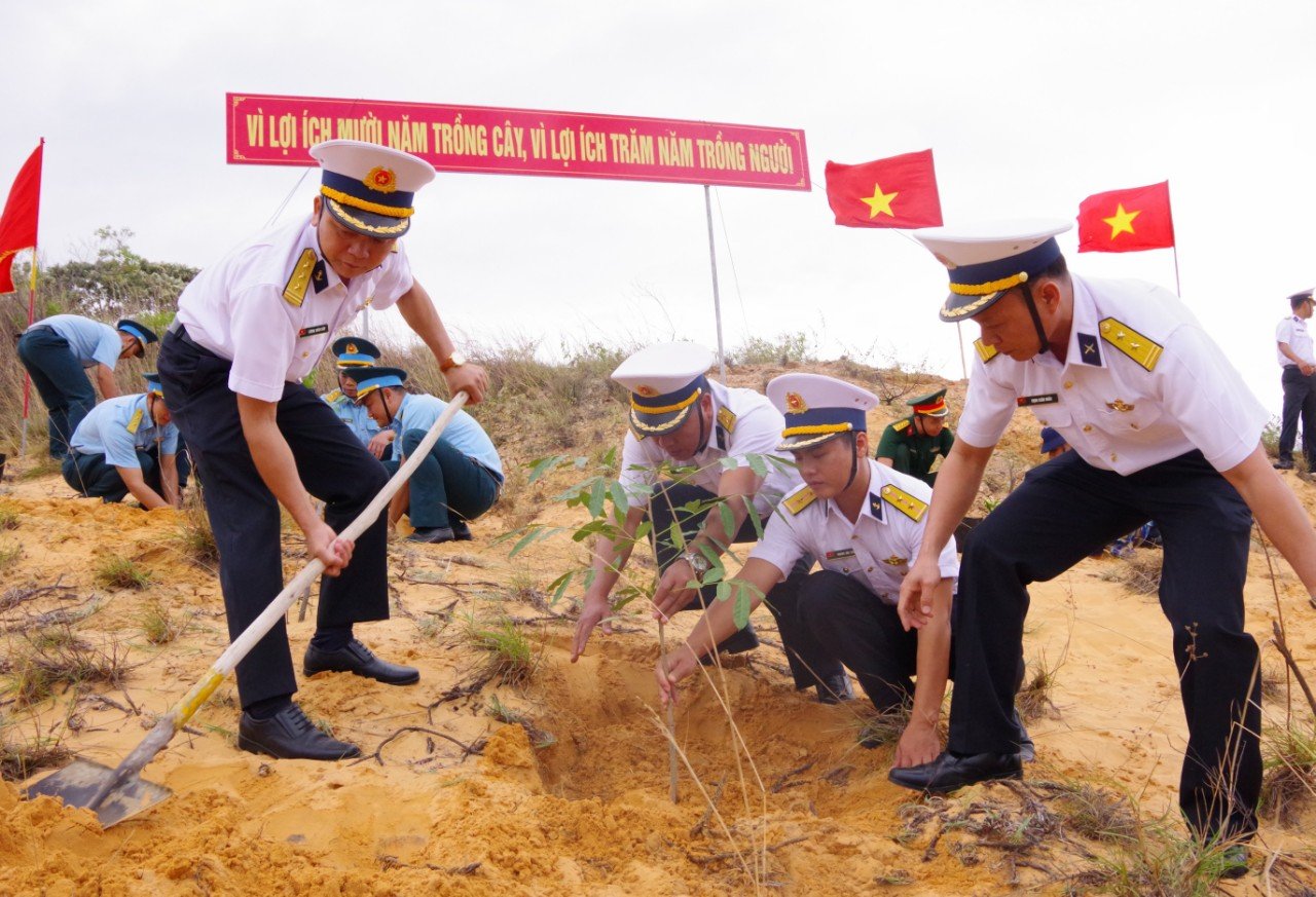 Lữ đoàn 146: Hưởng ứng chương trình trồng 1 tỷ cây xanh - Ảnh 1. Lữ đoàn 146: Hưởng ứng chương trình trồng 1 tỷ cây xanh - Ảnh 1.