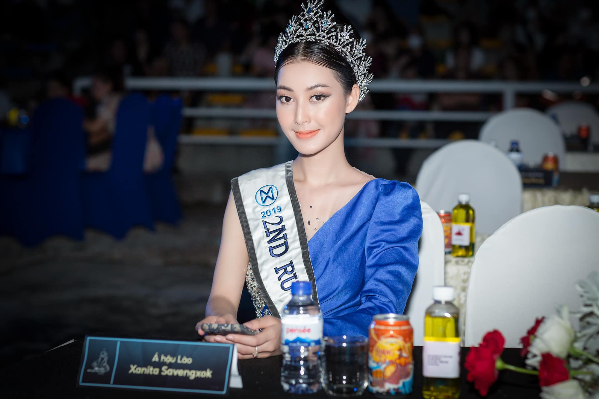 Á hậu Lào tin tiền đạo Billy Ketkeophomphone sẽ giúp ĐT Lào giành chiến thắng trước ĐT Việt Nam - Ảnh 1.