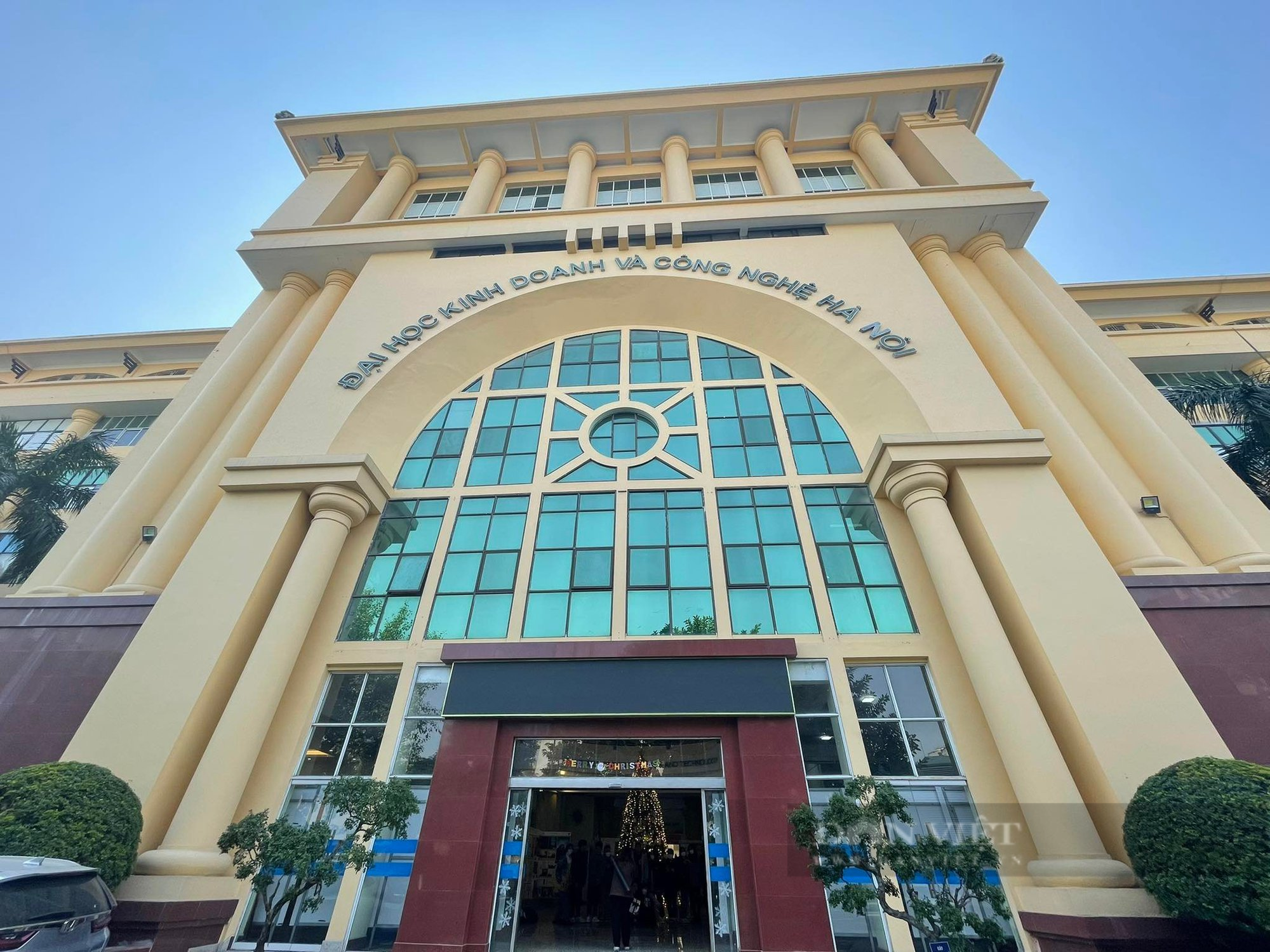 In pano có phông nền cờ Trung Quốc: Hai cán bộ ĐH Kinh doanh và Công nghệ Hà Nội giải trình gì? - Ảnh 1.