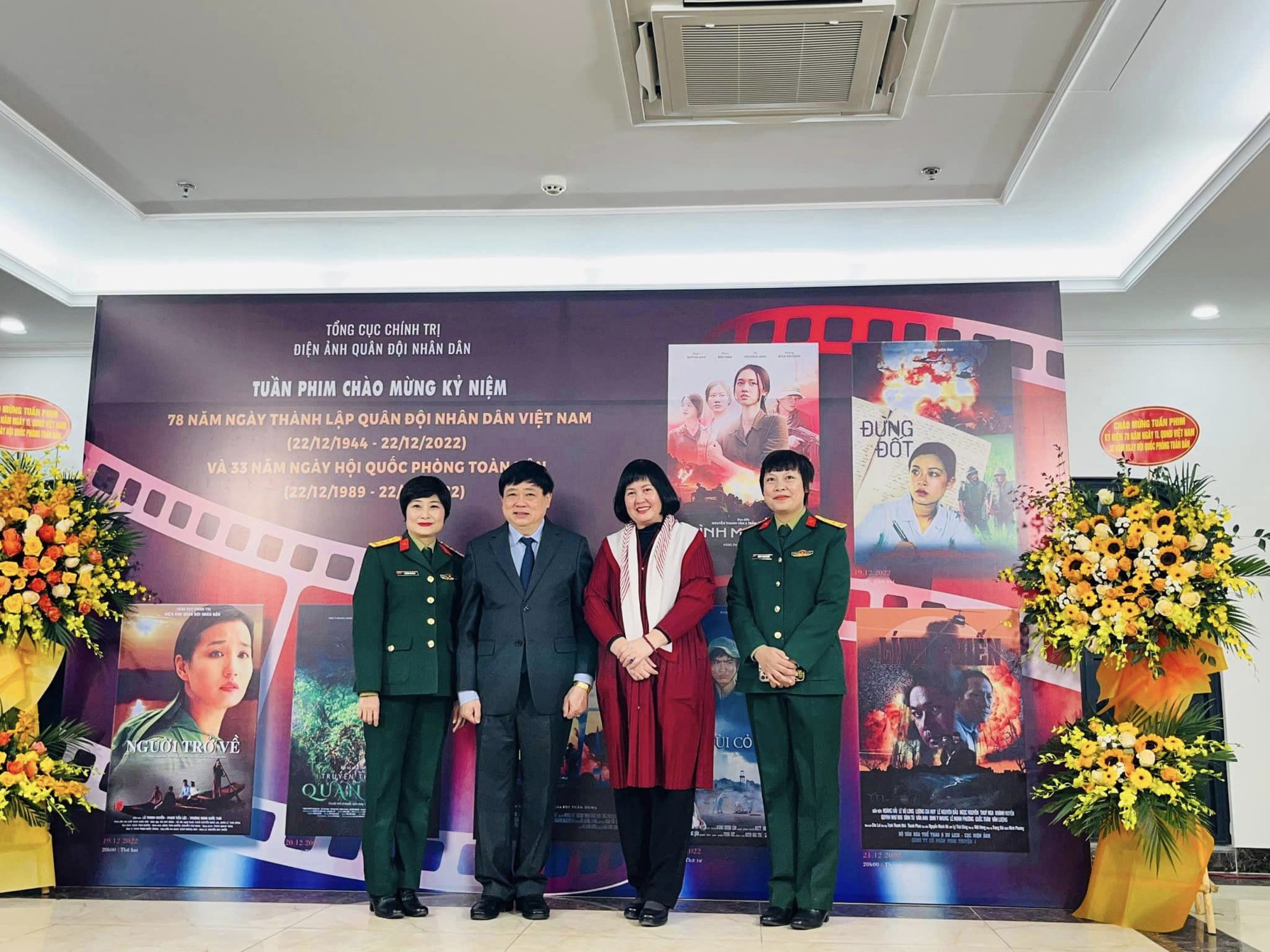 Trung tá, Đạo diễn Đặng Thái Huyền: “Tim tôi như thắt lại mỗi khi nghĩ đến sự hy sinh của gia đình” - Ảnh 2.
