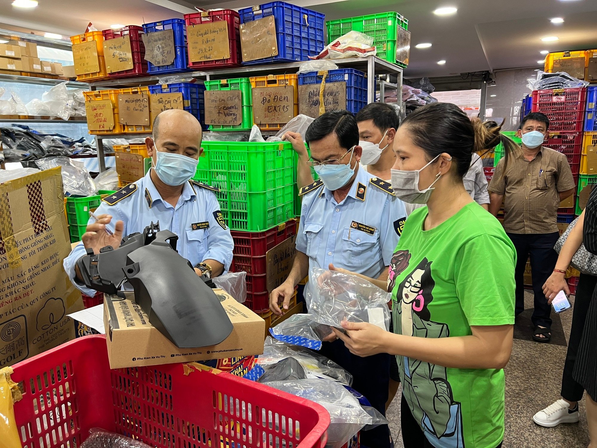 “Đột kích” chợ phụ tùng xe máy lớn nhất Sài Gòn, hàng chục nghìn sản phẩm bị thu giữ - Ảnh 1.