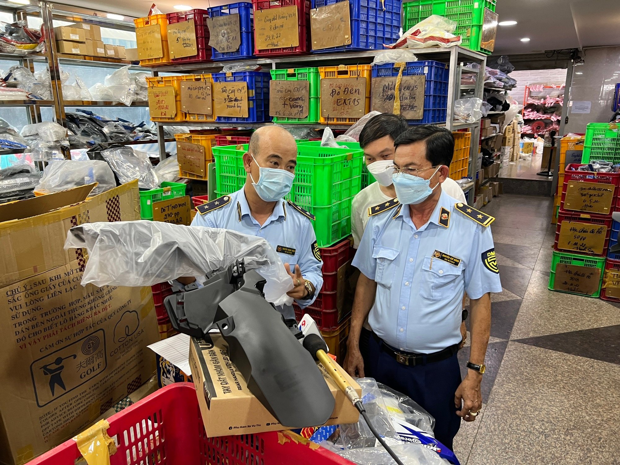 “Đột kích” chợ phụ tùng xe máy lớn nhất Sài Gòn, hàng chục nghìn sản phẩm bị thu giữ - Ảnh 4.