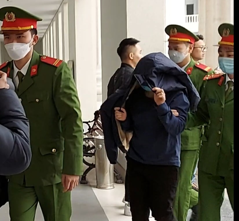 Vụ chuyển hơn 30 nghìn tỷ đồng ra nước ngoài: Bị cáo trùm đầu kín mít đến tòa - Ảnh 1.