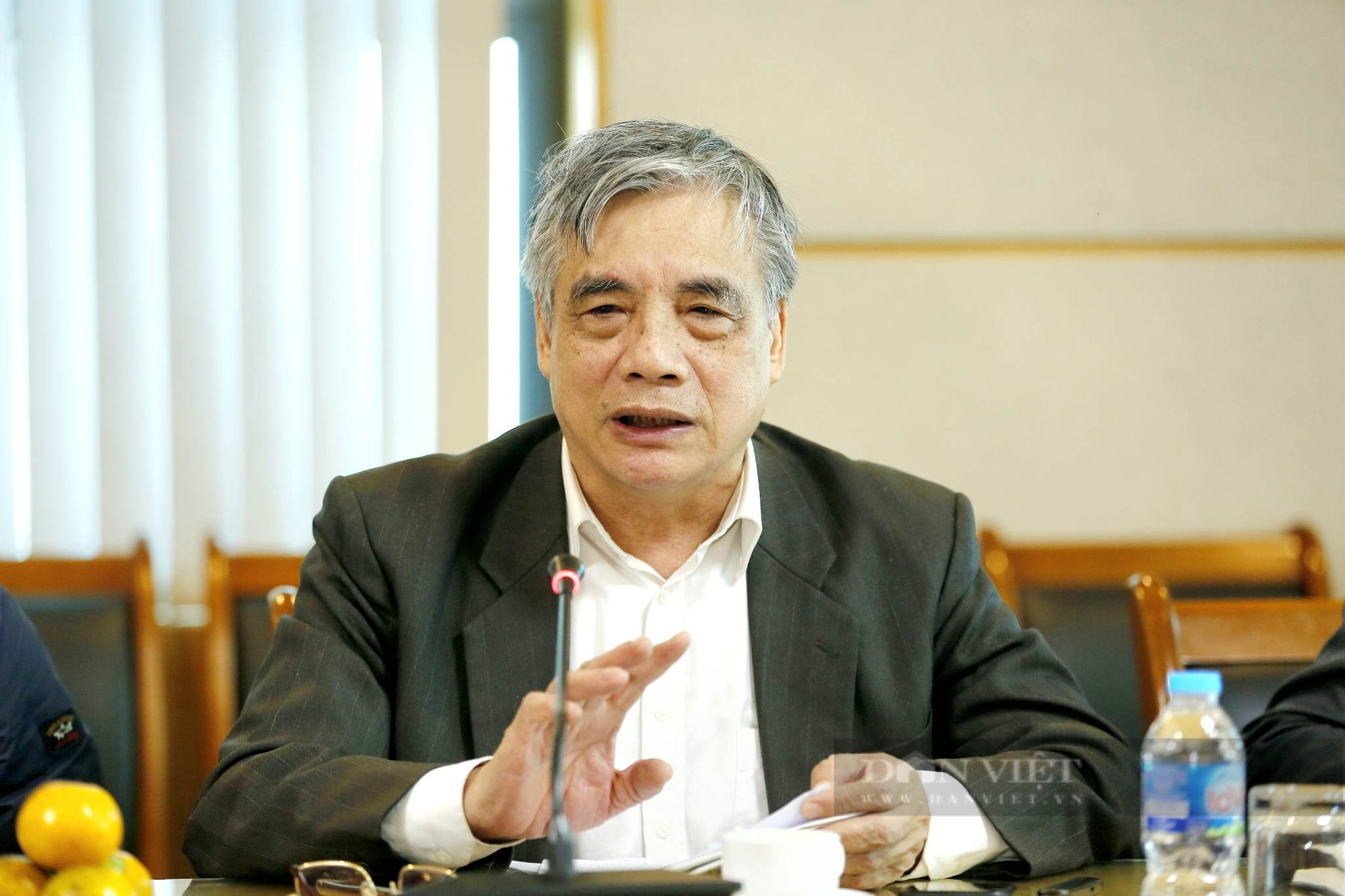PGS.TS Trần Đình Thiên: Năm 2022, thị trường chứng khoán Việt Nam có tính bất thường - Ảnh 1.