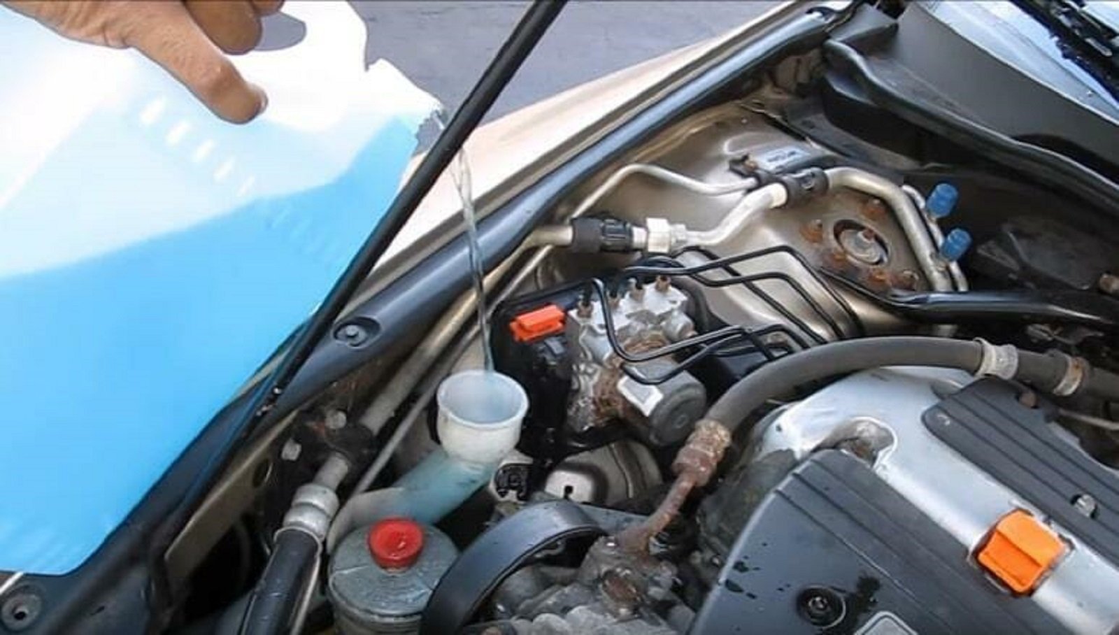 Dấu hiệu cảm biến báo mức nước kính ô tô có vấn đề - Ảnh 1.