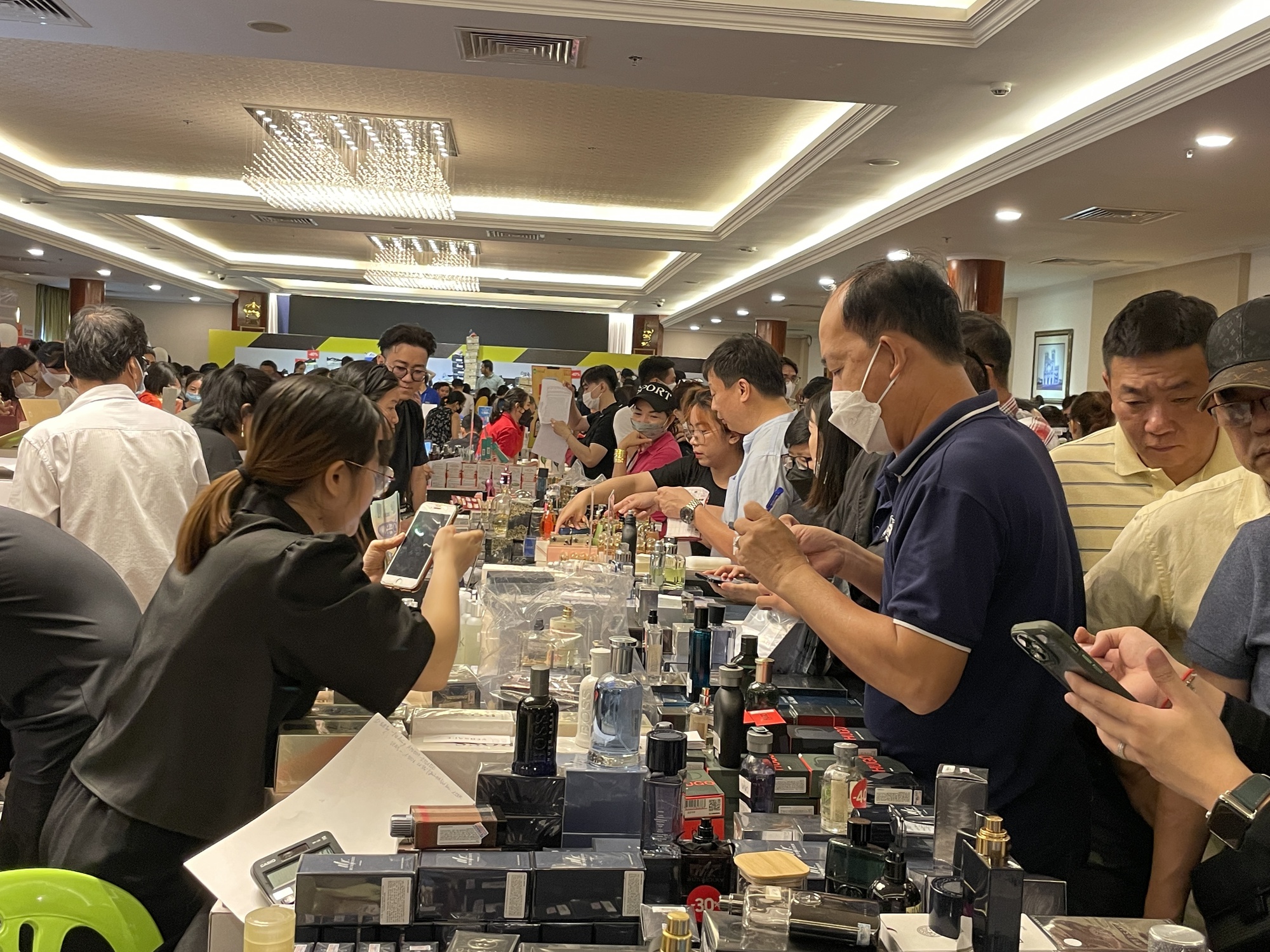 Hàng hiệu giảm giá tới 90% dịp Giáng sinh ở Sài Gòn, khách ùn ùn, chen chân mua sắm - Ảnh 2.