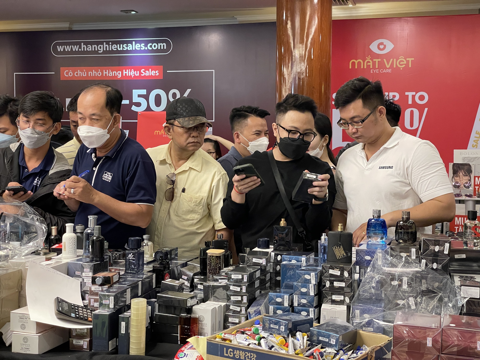 Hàng hiệu giảm giá tới 90% dịp Giáng sinh ở Sài Gòn, khách ùn ùn, chen chân mua sắm - Ảnh 5.