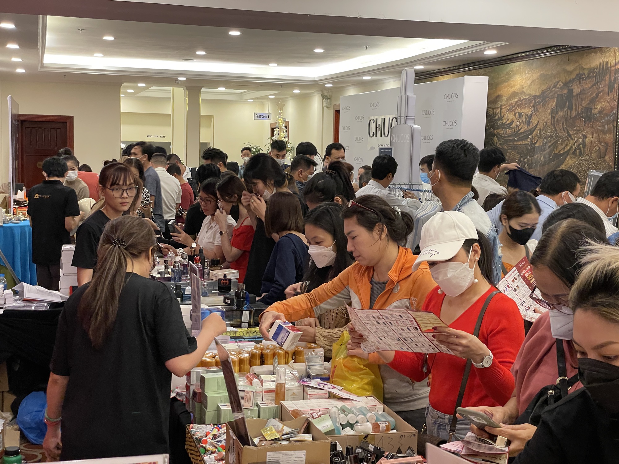 Hàng hiệu giảm giá tới 90% dịp Giáng sinh ở Sài Gòn, khách ùn ùn, chen chân mua sắm - Ảnh 1.