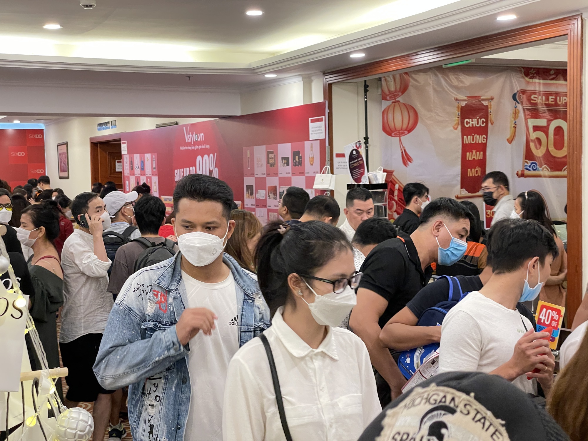 Hàng hiệu giảm giá tới 90% dịp Giáng sinh ở Sài Gòn, khách ùn ùn, chen chân mua sắm - Ảnh 10.