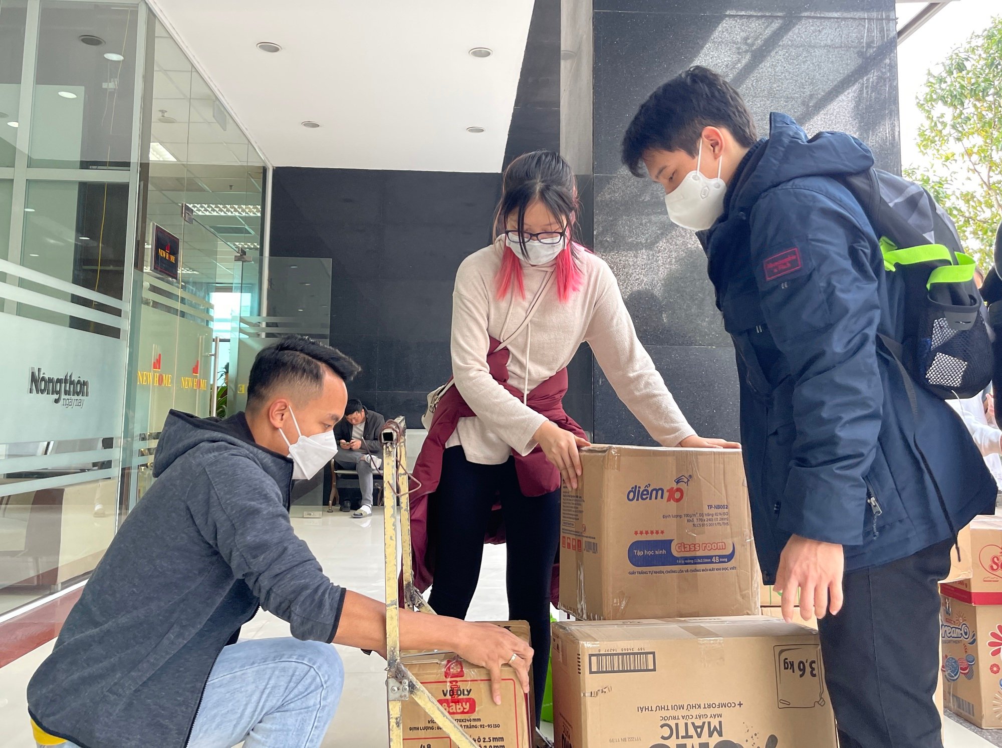 Tấm lòng vàng mang Đông ấm tặng học sinh vùng cao - Ảnh 2.