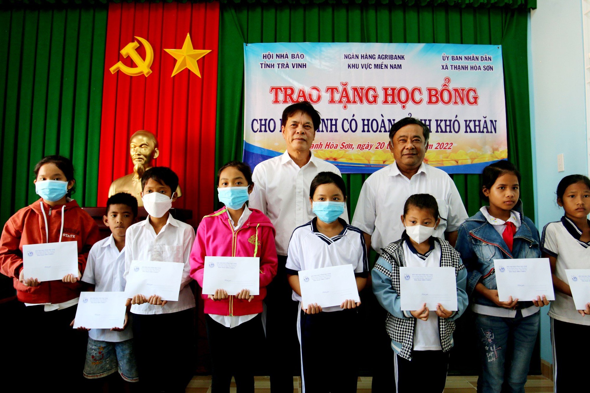Agribank trao 100 suất học bổng cho học sinh khó khăn tại tỉnh Trà Vinh - Ảnh 4.