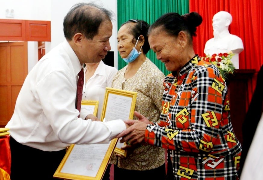 Agribank chi nhánh Bến Tre bàn giao 60 căn nhà tình nghĩa, nhà tình thương và nhà đại đoàn kết - Ảnh 3. Agribank chi nhánh Bến Tre bàn giao 60 căn nhà tình nghĩa, nhà tình thương và nhà đại đoàn kết - Ảnh 3.