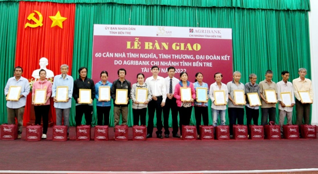 Agribank chi nhánh Bến Tre bàn giao 60 căn nhà tình nghĩa, nhà tình thương và nhà đại đoàn kết - Ảnh 1. Agribank chi nhánh Bến Tre bàn giao 60 căn nhà tình nghĩa, nhà tình thương và nhà đại đoàn kết - Ảnh 1.