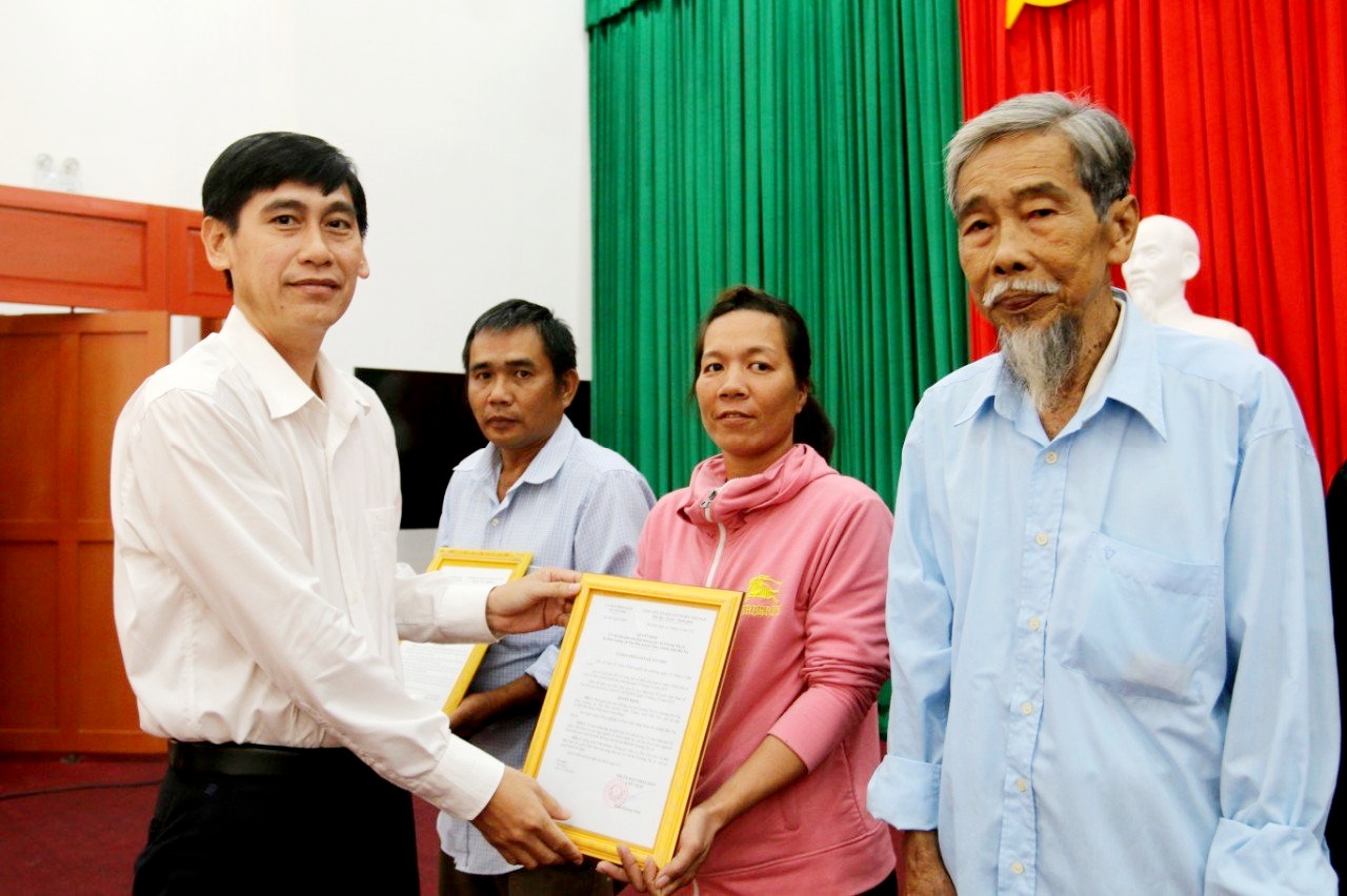 Agribank chi nhánh Bến Tre bàn giao 60 căn nhà tình nghĩa, nhà tình thương và nhà đại đoàn kết - Ảnh 4. Agribank chi nhánh Bến Tre bàn giao 60 căn nhà tình nghĩa, nhà tình thương và nhà đại đoàn kết - Ảnh 4.