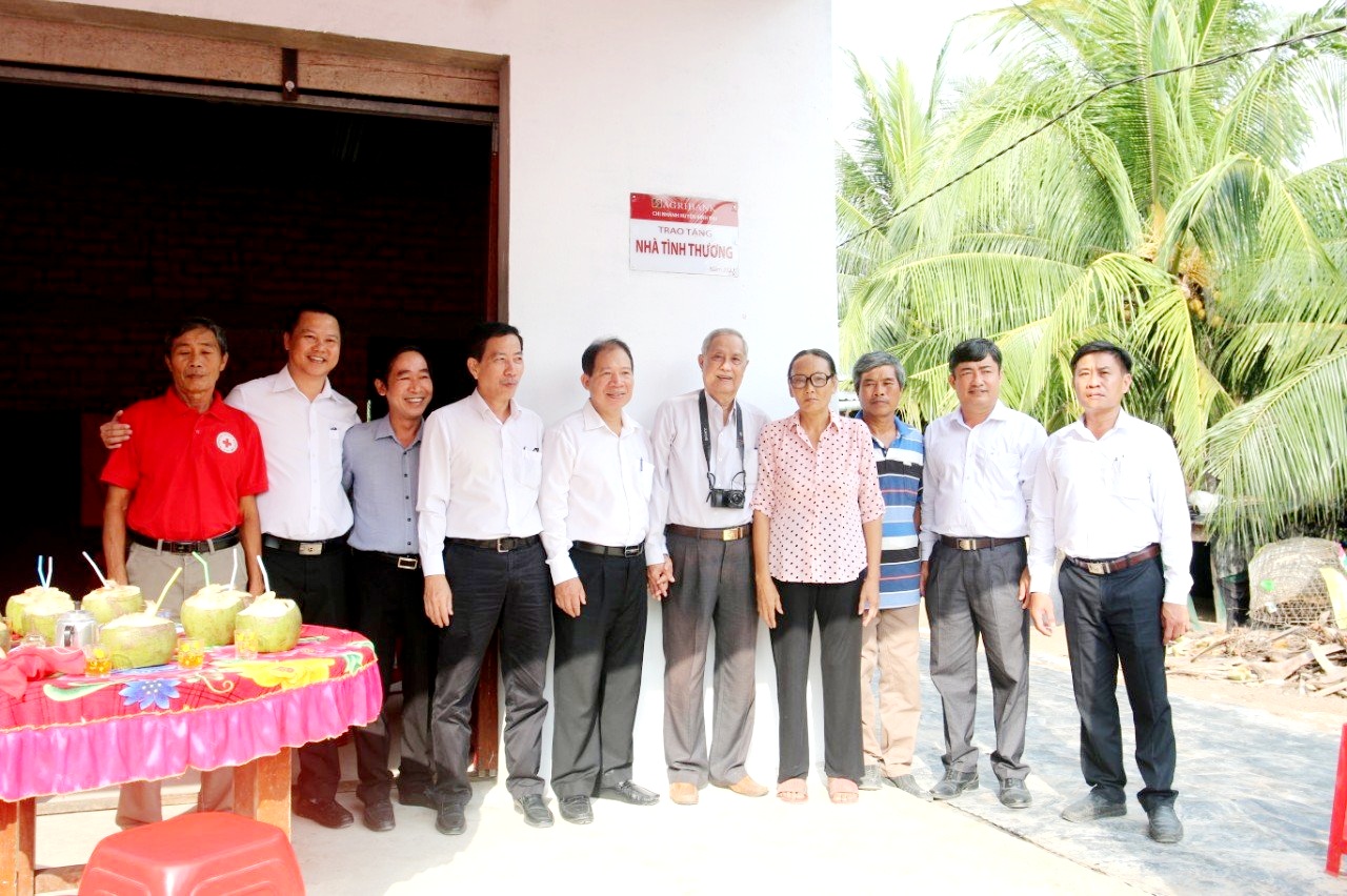 Agribank chi nhánh Bến Tre bàn giao 60 căn nhà tình nghĩa, nhà tình thương và nhà đại đoàn kết - Ảnh 5. Agribank chi nhánh Bến Tre bàn giao 60 căn nhà tình nghĩa, nhà tình thương và nhà đại đoàn kết - Ảnh 5.