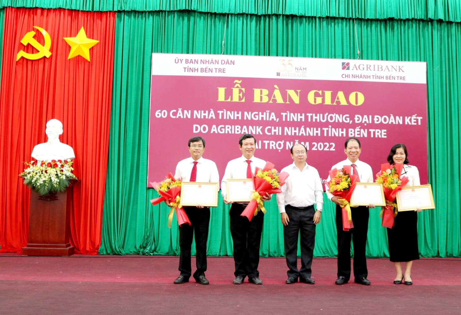 Agribank chi nhánh Bến Tre bàn giao 60 căn nhà tình nghĩa, nhà tình thương và nhà đại đoàn kết - Ảnh 6. Agribank chi nhánh Bến Tre bàn giao 60 căn nhà tình nghĩa, nhà tình thương và nhà đại đoàn kết - Ảnh 6.