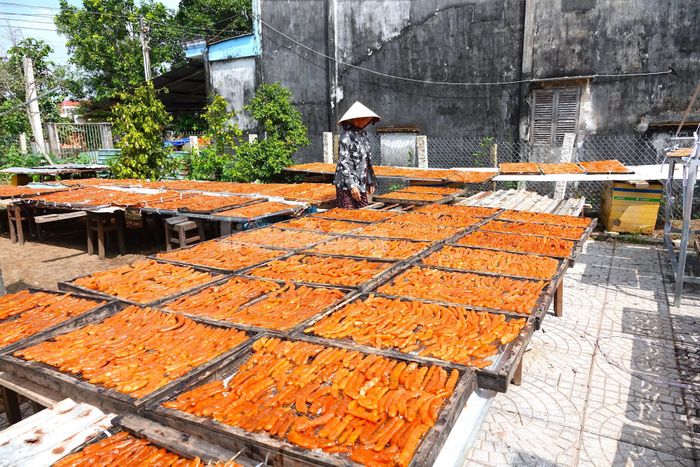 Chạy đua với thời gian, nông dân miền Tây hối hả làm mứt trái cây phục vụ bà con vui Tết 2023 - Ảnh 6.